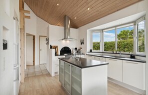 ثلاجة، فرن، موقد طهي مسطح، غسالة أطباق