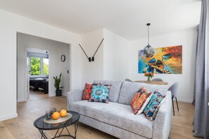 슈피리어 아파트 | 거실 공간 | 위성 채널 시청이 가능한 42인치 플라스마 TV, TV