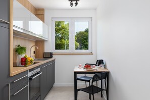 Superior Apartment | Dapur peribadi | Peti sejuk, dapur, mesin basuh pinggan mangkuk, pembancuh kopi/teh 