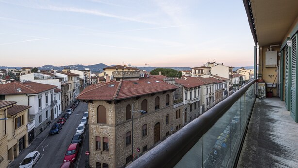 A balcony overlooking a street with parked cars and historic buildings. - Scipione by Mmega (Florence)