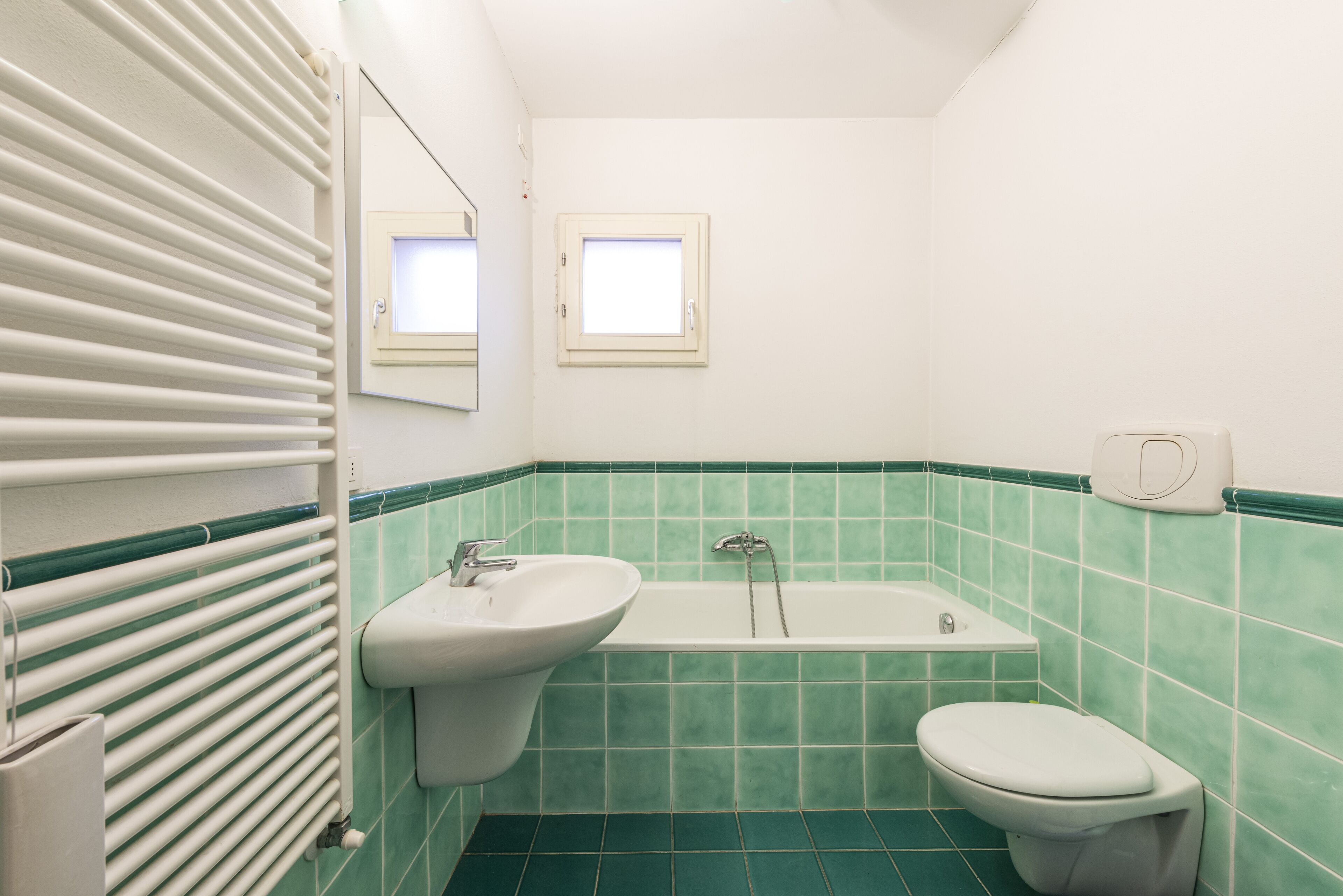 Een badkamer met een wastafel, bad en toilet.