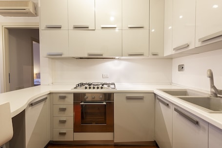 Refrigerador, horno, placa de cocina, lavavajillas