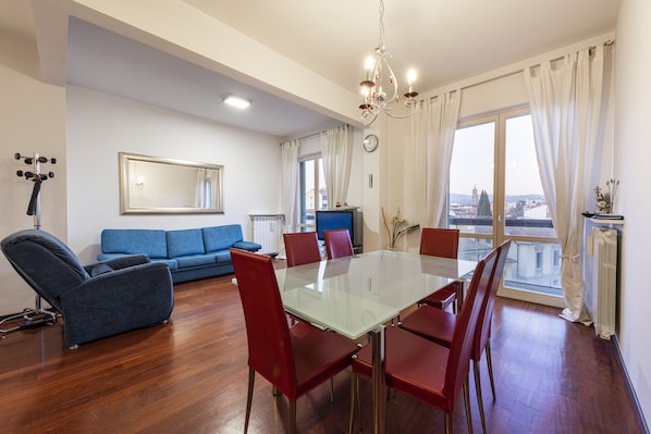 Appartement Ville | Aire de séjour | Téléviseur à écran plat de 40 po avec télévision numérique, téléviseur