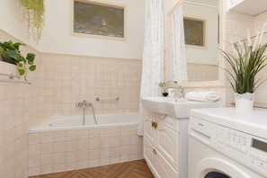 Baignoire, sĂšche-cheveux, serviettes fournies, shampoing