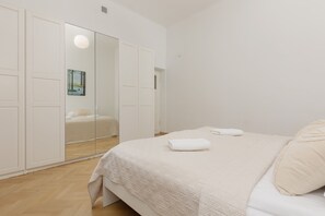 2 bedrooms, desk, iron/ironing board, travel crib