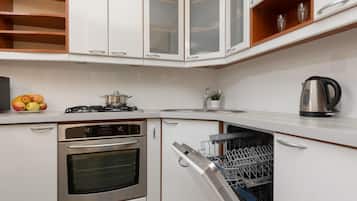 Jääkaappi, mikroaaltouuni, uuni, liesi