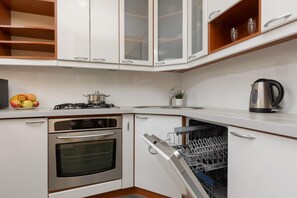 ثلاجة، ميكروويف، فرن، موقد طهي مسطح