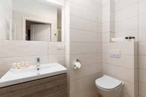 Regadera y amenidades de baño gratuitas 