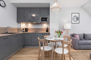 Fridge, microwave, stovetop, dishwasher