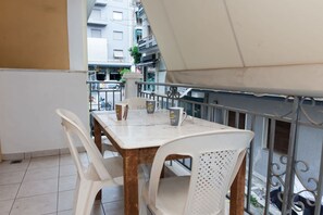 Outdoor dining - Home Away from Home 2 Bedroom Apt in Zografou (Zografou)