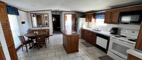 Frigorífico, microondas, placa de cocina y cafetera o tetera