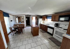 Réfrigérateur, micro-ondes, plaque de cuisson, cafetière/bouilloire