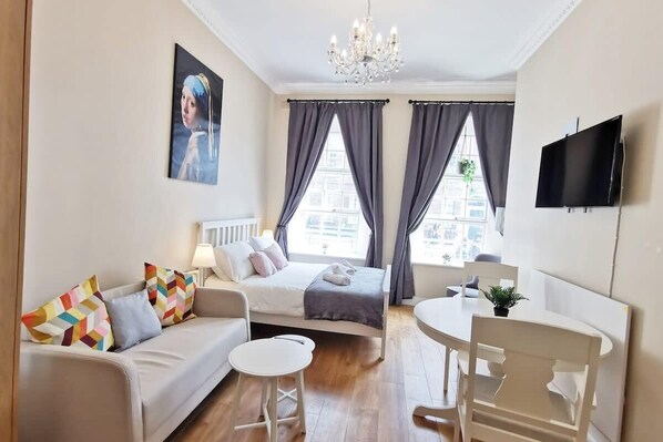 Desk, iron/ironing board, travel cot, WiFi - Lovely Renovated Large Spacious Georgian Studio (Dublin 1)