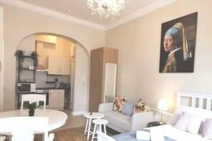 TV, offices - Lovely Renovated Large Spacious Georgian Studio (Dublin 1)
