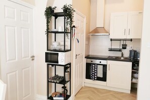 Fridge, microwave, oven, stovetop - Lovely Renovated Large Spacious Georgian Studio (Dublin 1)