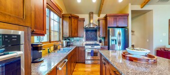 Lakeview Oasis - AC - Payette Lake Views - Hot tub - Marina - Downtown - Garage - Fireplace