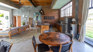 Cozinha espaçosa com uma ilha grande, mobiliário de madeira e vista para o exterior.
