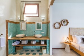 Deluxe-Villa, 3 Schlafzimmer, eigener Pool, Gartenblick | Badezimmer | Dusche, Regendusche, kostenlose Toilettenartikel, Haartrockner