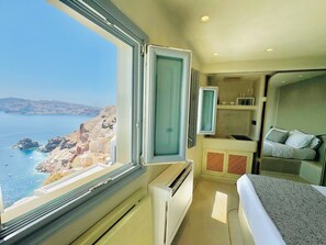Panoramic Studio, Hot Tub, Sea View | Hypo-allergenic bedding, individually decorated, soundproofing