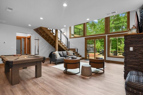 Pool!!! 5BR Mountain Modern Luxury in Ellijay! Water Wall!
