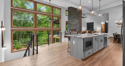 Pool!!! 5BR Mountain Modern Luxury in Ellijay! Must See!