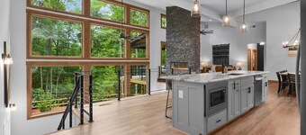 Pool!!! 5BR Mountain Modern Luxury in Ellijay! Must See!