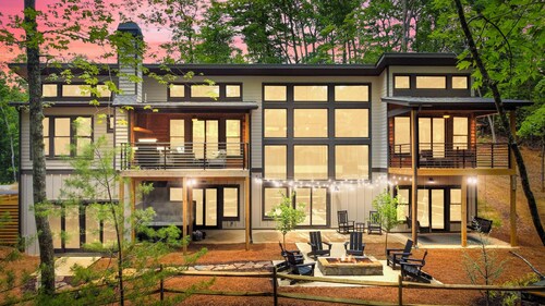 Pool!!! 5BR Mountain Modern Luxury in Ellijay! Water Wall!