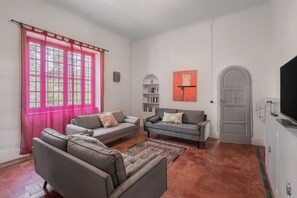 Una televisión, una chimenea