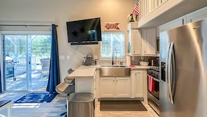 Fridge, oven, stovetop, coffee/tea maker