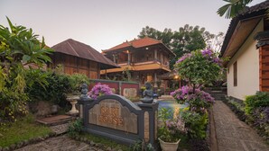 Una casa tradicional con un letrero que dice "SARI HOUSE".