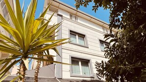 A building with a cafe and outdoor seating. - Cabbana Hotel Lara (Antalya)