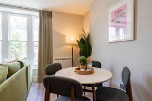 Living area - YourApartment - Wellington Place (Bristol)