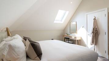 Comfort Apartment | Egyptian cotton sheets, premium bedding, desk, laptop workspace