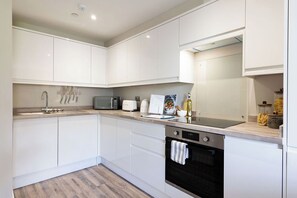 Classic Apartment | Private kitchen | Full-sized fridge, microwave, oven, stovetop - YourApartment - Wellington Place (Bristol)