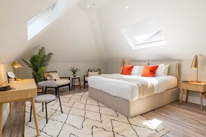 Classic Apartment | Egyptian cotton sheets, premium bedding, individually decorated - YourApartment - Wellington Place (Bristol)