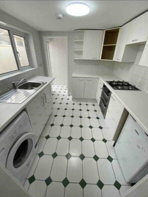 Kjøleskap, mikrobølgeovn, vannkoker og brødrister