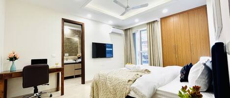 4 bedrooms, iron/ironing board, WiFi, bed sheets