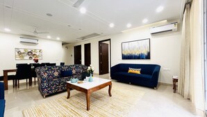 Una sala de estar moderna con un sofá, una mesa de centro y un comedor.