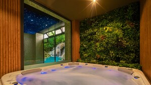 A hot tub with a starry sky view and a lush green wall. - AD HOTEL HYDRA (Algiers)