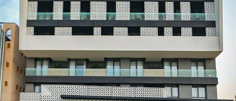 Overnatningsstedets facade – aften/nat