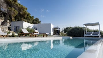 Piscina externa sazonal, barracas de cortesia, guarda-sóis