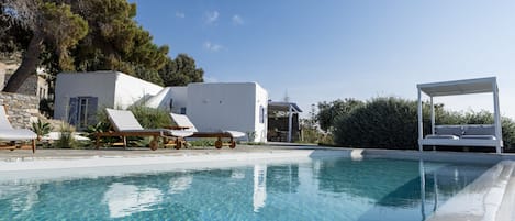 AuĂenpool (je nach Saison geöffnet), Cabañas (kostenlos), Sonnenschirme