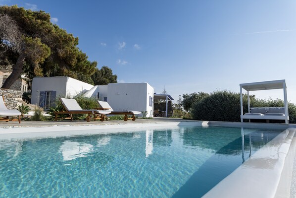 Seasonal outdoor pool, free pool cabanas, pool umbrellas
