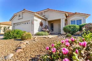 Exterior - Relaxing Summer Nights at Casa Buena Vida - | Pool | Fire Pit Table | Games (Oro Valley)