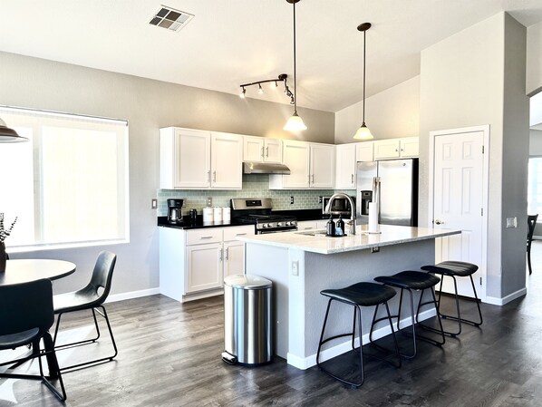 Jääkaappi, mikroaaltouuni, uuni, liesi