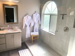 Tina con regadera, secadora de cabello, toallas 