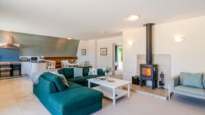 Fernseher, Kamin, Bücher