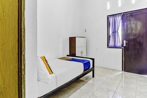 Economy Double Room | Laptop workspace, free WiFi, bed sheets - SPOT ON 90742 Kinanthy Homestay Syariah (Tulungagung)
