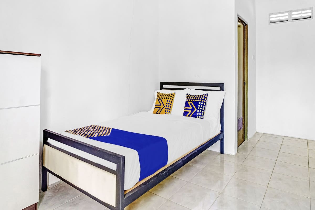 Habitación doble económica | Espacio para trabajar con laptop, wifi gratis y ropa de cama