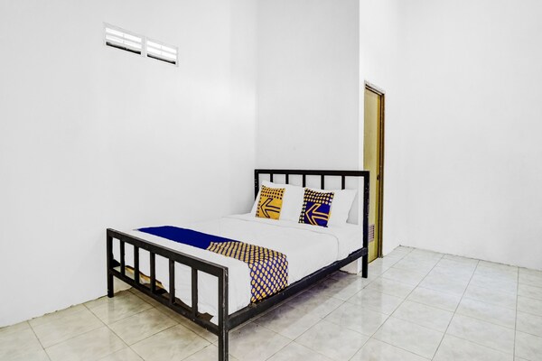 Spot On 90742 Kinanthy Homestay Syariah - Tulungagung